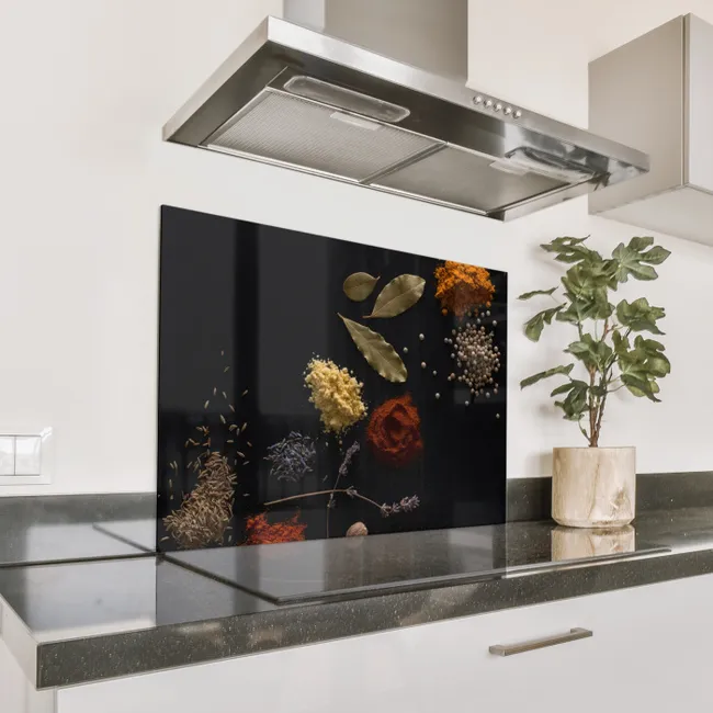 Spritzschutz Küche - Kontrastreiche Gewürzpalette