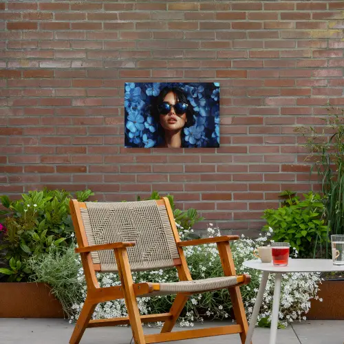 Vrouw - Blauw - Bloemen - Vlinders - Natuur Tuinposter op houten frame 2 cm dik klein -sfeer3