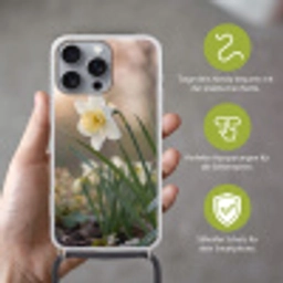 Narcis - Bloem - Minimalistisch Hoesje iPhone 16 Pro Max met koord klein -sfeer2_DE