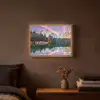 Bergen - Bos - Water - Lucht - Roze - Paars Light Box met batterij (Wandlamp) middel -sfeer4