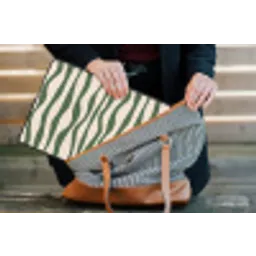 Golvende lijnen - Beige - Groen - Strepen - Abstract laptophoes neopreen klein -tas