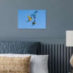 Papagaai - Vliegen - Blauw - Geel poster papier klein -sfeer2