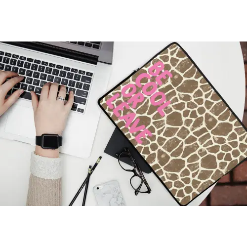 Tekst - Be cool or leave - Roze - Giraffenprint laptophoes neopreen klein -bureau