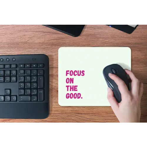 Focus on the good - Beige - Roze muismat rubber klein -toetsenbord