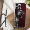 Tijger - Brult - Bordeaux Hoesje iPhone 16 Pro Max met koord klein -sfeer4