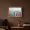 Houten steiger - Helderblauwe lucht Light Box met batterij (Wandlamp) middel -sfeer4