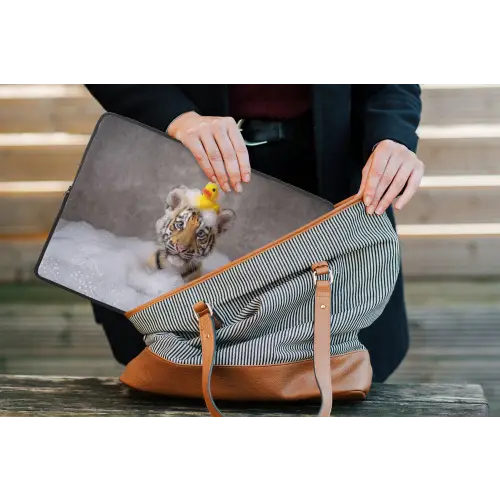 Welpje - Bad - Geel laptophoes neopreen klein -tas
