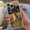 Leeuwin - Gras - Geel Hoesje iPhone 16 Pro Max met koord klein -sfeer3