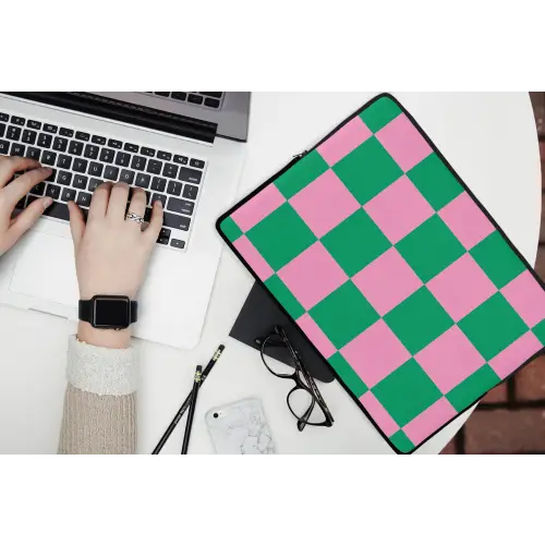 Schaakbord patroon - Groen - Roze - Blokjes laptophoes neopreen klein -bureau