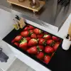 Aardbei - Fruit - Rood Inductie beschemer met haakjes klein -sfeer1