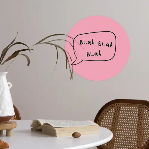 Tekstwolkje - BLAH BLAH BLAH - Roze Wandcirkel behangsticker klein -sfeer3