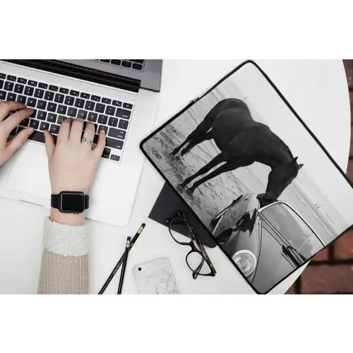 Paard - Auto - Zwart - Wit laptophoes neopreen klein -bureau