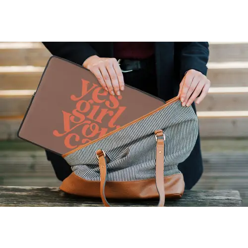Yes girl you can - Oranje - Bruin laptophoes neopreen klein -tas