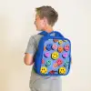 Een speels en kunstzinnig patroon van kleurrijke smileys Kinderrugzak - Blauw middel -sfeer2