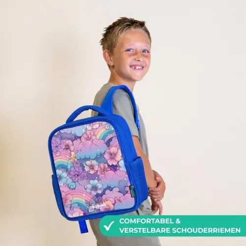 Illustratie van wolken, regenbogen en bloemen Kinderrugzak - Blauw middel -sfeer3_NL