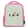 Beige retro raceauto op groene stippen achtergrond Kinderrugzak - Roze middel -3d