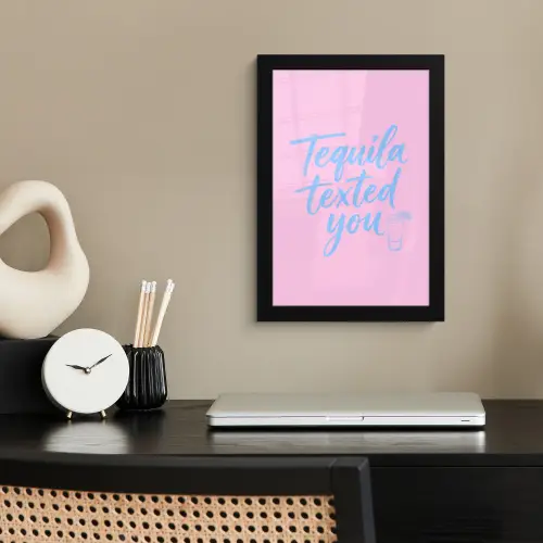Tequila texted you - Roze - Blauw fotolijst zwart zonder passe partout klein -sfeer1