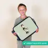 Beige retro raceauto op groen achtergrond Kinderkoffer - Zwart klein -sfeer4_NL