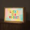 Quote - Lucky - Regenboogkleuren Light Box met kabel (Tafellamp) klein -z3d_website