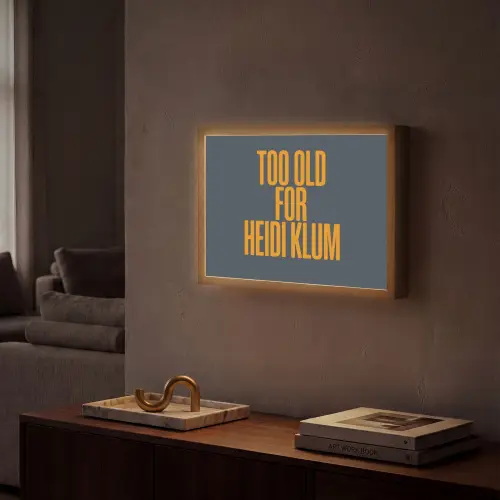Too old for heidi klum - Geel - Blauw Light Box met batterij (Wandlamp) middel -sfeer1