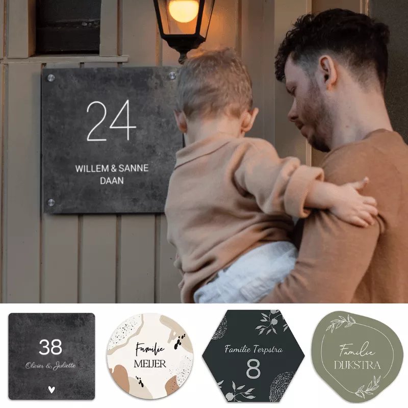 Een vader en zoon kijken naar een naambordje die aan de muur hangt, onder de afbeelding staan meer voorbeelden