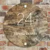 Verweerd hout - Klassiek Naambord Rond klein -sfeer2