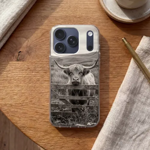 Schotse hooglander - Zwart - Wit - Hout Telefoonhoesje iPhone 17 Pro klein -sfeer1