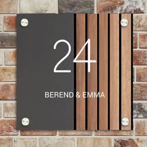 Hout en antraciet - Klassiek Naambord Vierkant klein -sfeer2