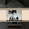 Portret - Thee - Vrouw keuken achterwand spatscherm klein -sfeer1