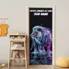 Neon-Löwe auf dunklem Hintergrund mit Namensfeld. deurposter klein -sfeer4