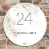 Wit met bloementakjes - Klassiek Naambord Rond klein -sfeer2