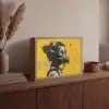 Street art - Meisje - Geel - Banksy Style Light Box met batterij (Wandlamp) middel -sfeer2