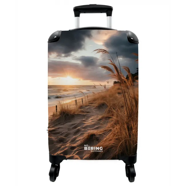 Koffer - Strand bei Sonnenuntergang