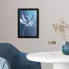 Blauw - Bloem - Glazen - Sierlijk fotolijst zwart zonder passe partout klein -sfeer4