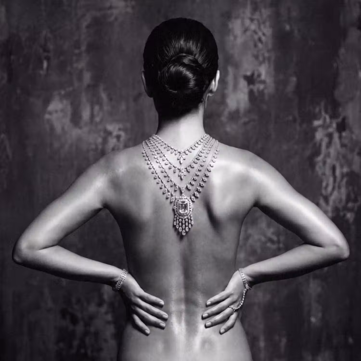 Behang - Rug - Ketting - Portret - Zwart - Wit - Glamour