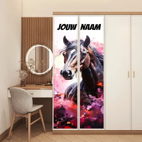 Donker paard met roze verfaccenten en naamtekst deurposter klein -sfeer3