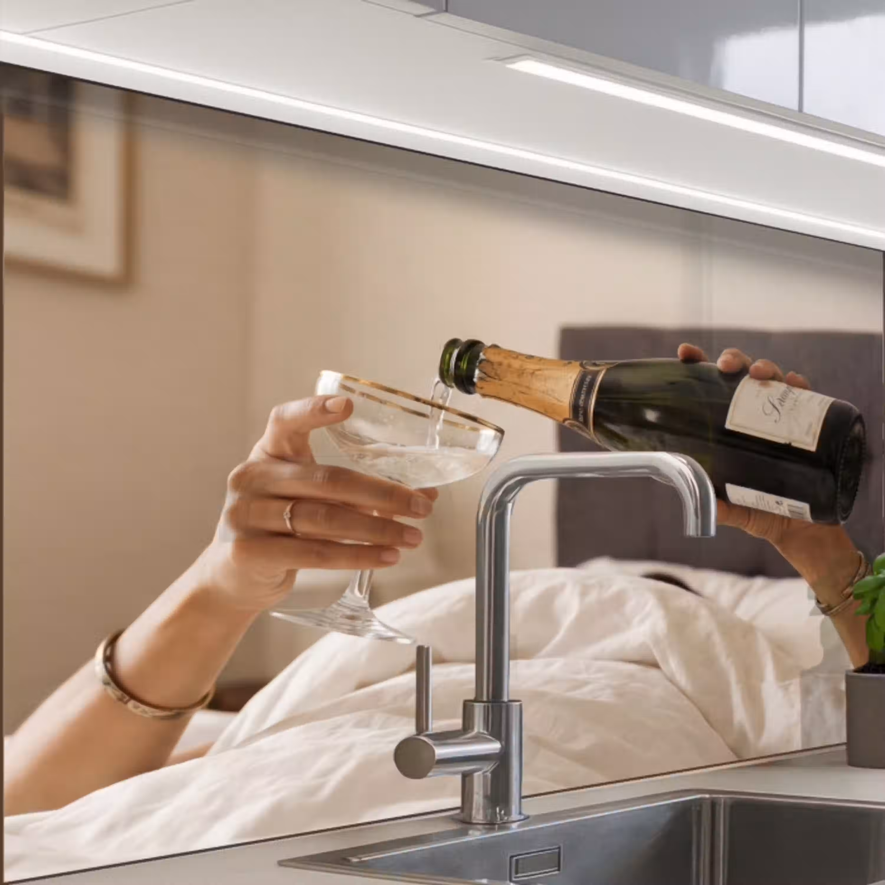 Champagne - Bed - Bubbels keuken achterwand 2 middel -zzzz3d_schuin
