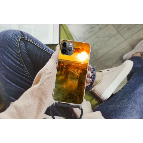 Zon - Strand - Duin - Horizon - Gras - Pad - Oranje Hoesje iPhone 12 Pro met koord klein -hand
