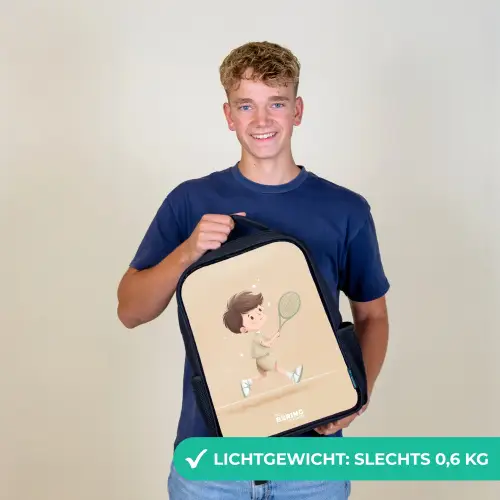 Jongen speelt tennis op zandkleurige achtergrond Rugzak - Zwart middel -sfeer7_NL