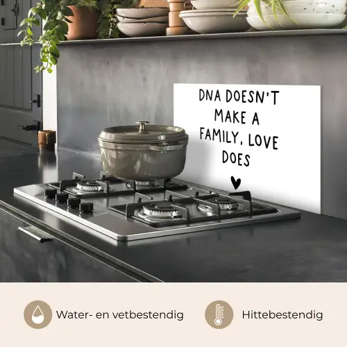 Engelse quote "DNA doesn't make a family, love does" met een hartje op een witte achtergrond keuken achterwand spatscherm klein -usp_NL