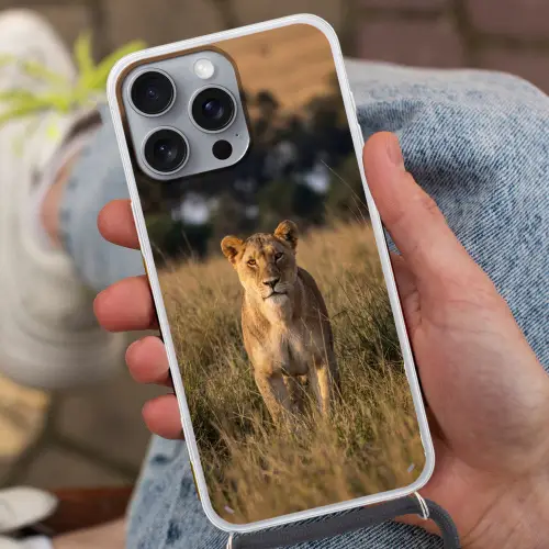 Leeuwin - Gras - Geel Hoesje iPhone 16 Pro Max met koord klein -sfeer3