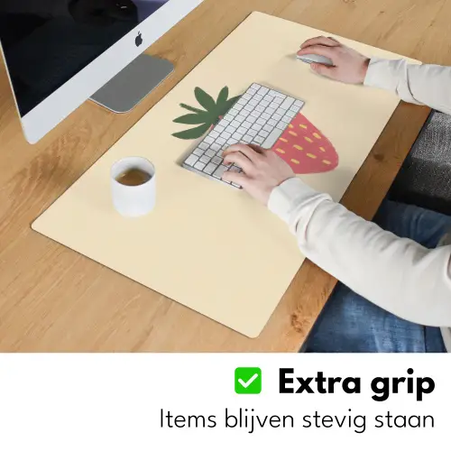 Aardbei - Minimalistisch - Rood - Fruit Muismat XXL klein -sfeer3