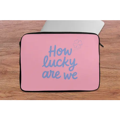 How lucky are we - Klavervier - Roze - Blauw laptophoes neopreen klein -tafel