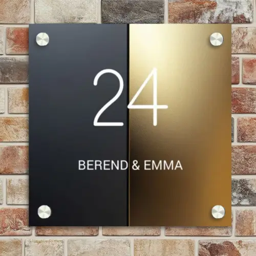 Half goud zwart - Klassiek Naambord Vierkant klein -sfeer2