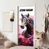 Donker paard met roze verfaccenten en naamtekst deurposter klein -sfeer6