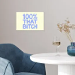 100% that bitch - Blauw - Wit poster papier klein -sfeer3