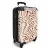 Beige achtergrond met abstracte rode lijnen NBS - Handbagage koffer - Kinderen Unisex middel -productfoto_3d