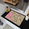 Tekst - Be cool or leave - Roze - Giraffenprint Inductie beschemer met haakjes klein -sfeer1