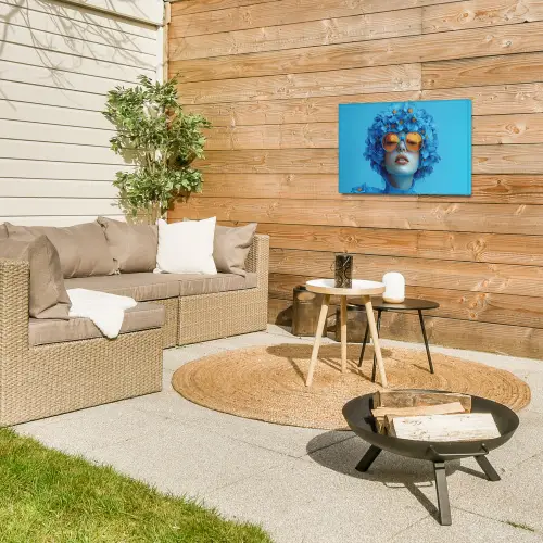 Vrouw - Bloem - Blauw - Modern - Bril - Portret Tuinposter op houten frame 2 cm dik klein -sfeer2