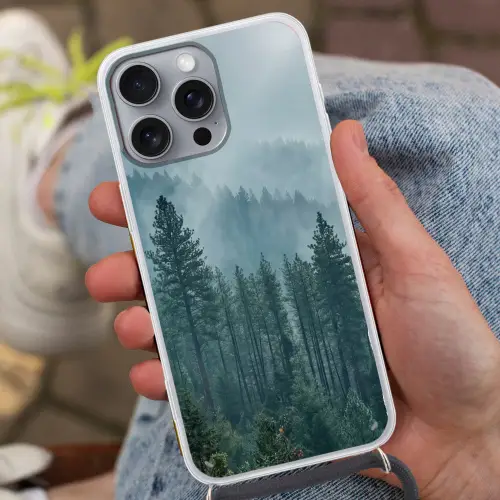 Naaldwoud - Bergen - Mist Hoesje iPhone 16 Pro Max met koord klein -sfeer3